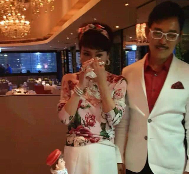 謝霆鋒媽媽舉辦67歲生日派對，前夫、兒子、女兒、孫子一個都沒來！