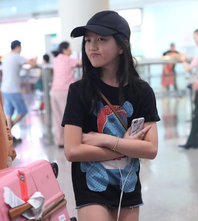 李嫣經過3次手術後，嘴唇恢復，李亞鵬開心分享李嫣最新正面照！