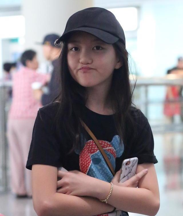 李嫣經過3次手術後，嘴唇恢復，李亞鵬開心分享李嫣最新正面照！