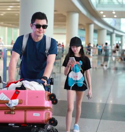 李嫣經過3次手術後，嘴唇恢復，李亞鵬開心分享李嫣最新正面照！