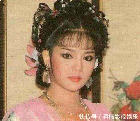 她讓11歲的兒子捧自己的胸睡覺，今自食其果，兒子成了她最大的痛!