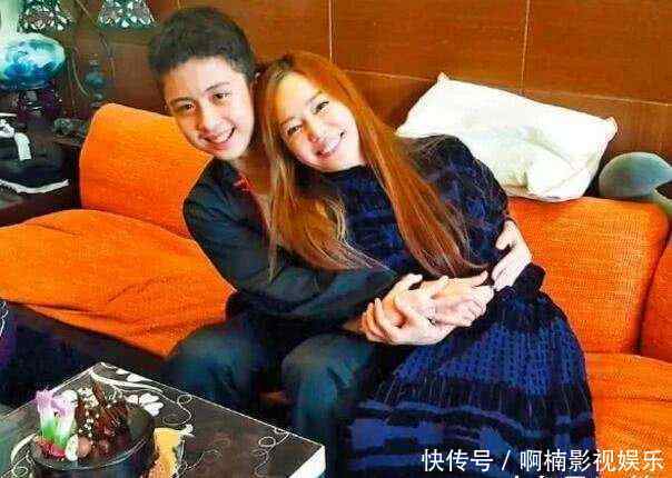 她讓11歲的兒子捧自己的胸睡覺，今自食其果，兒子成了她最大的痛!