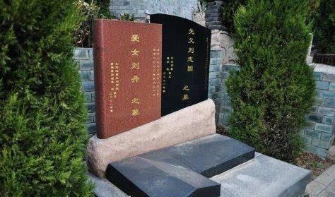 英年早逝的明星墓地，喬任梁一年四季鮮花不斷，她與父親葬在一起