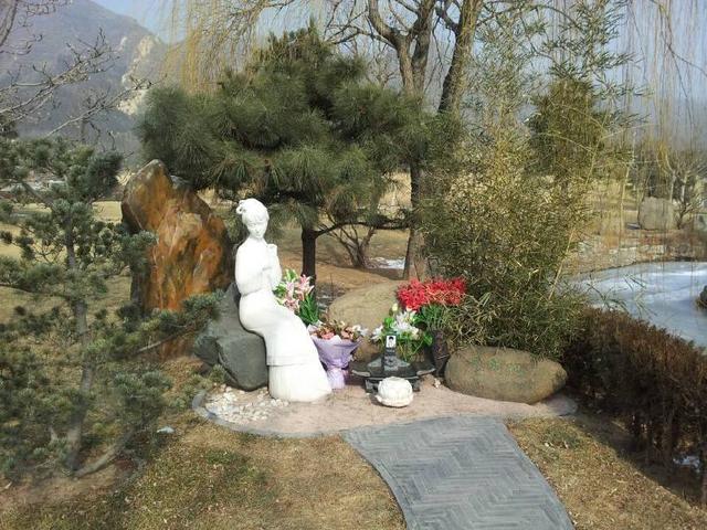 英年早逝的明星墓地，喬任梁一年四季鮮花不斷，她與父親葬在一起