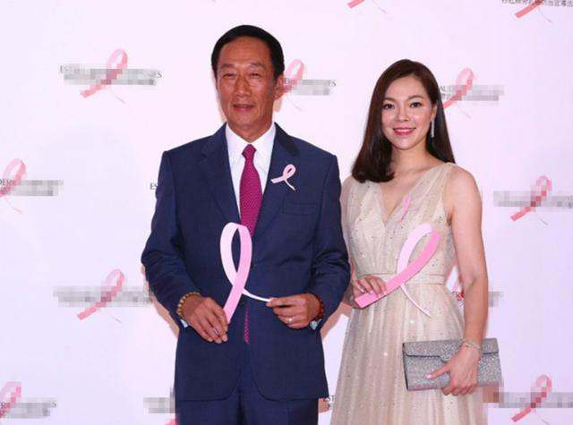 68歲郭台銘與小24歲嬌妻同框， 一個老當益壯，一個面色紅潤 ，網友：真是羨煞我已！
