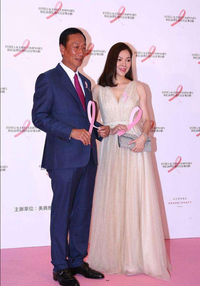 68歲郭台銘與小24歲嬌妻同框， 一個老當益壯，一個面色紅潤 ，網友：真是羨煞我已！