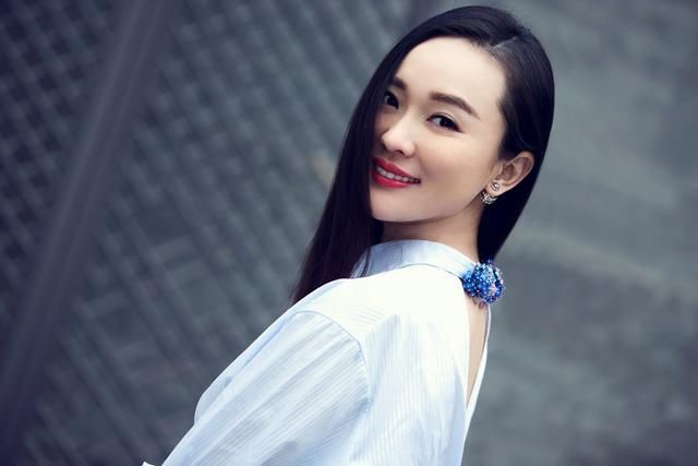 她21歲走​​紅，32歲未婚先孕，40歲靠兒子一炮而紅，如今成人生贏家！