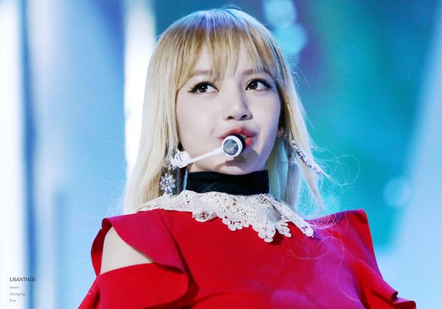 BLACKPINK成員LISA，在軍營中收到智秀的手寫信，痛哭流淚！