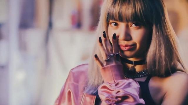 BLACKPINK成員LISA，在軍營中收到智秀的手寫信，痛哭流淚！