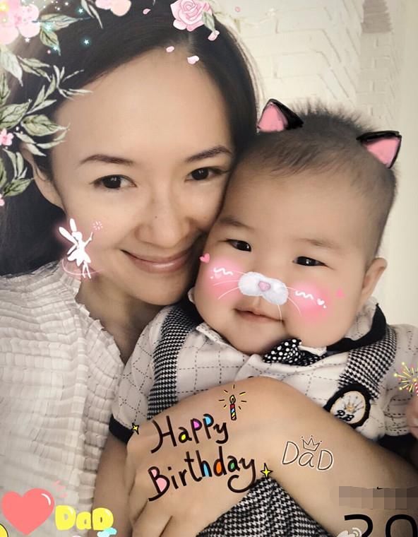 章子怡女兒長大後變化驚人，丑娃變成小美妞，網友：基因果然給力!