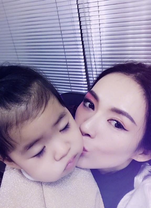 章子怡女兒長大後變化驚人，丑娃變成小美妞，網友：基因果然給力!