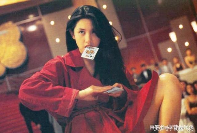 成龍劉德華追不到的女人，卻為丈夫守寡12年，今58歲依舊美麗動人！