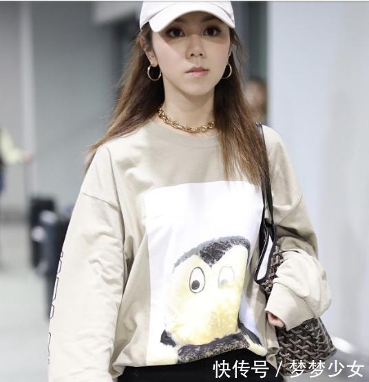 鄧紫棋現身機場，打扮俏皮隨性，少女感十足，男友低調相隨