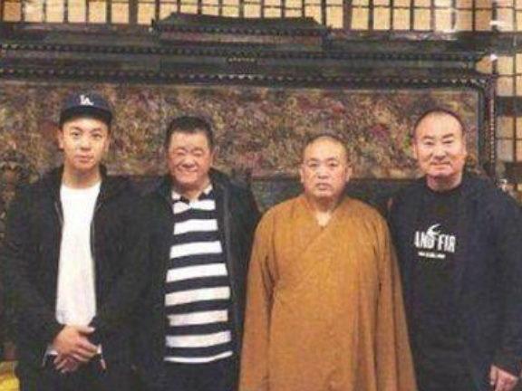 連向華強都不敢惹，也是王寶強前輩，釋小龍的深厚背景終於曝光!