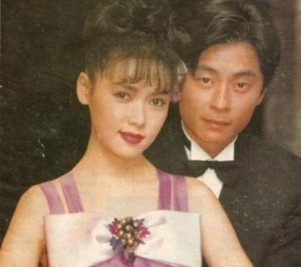 55歲王傑22歲兒子近照曝光，曾被二婚妻子無情帶走，如今長成這樣，怪不得阻止王傑見他！