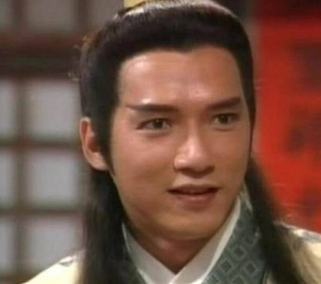 還記得「西門慶」嗎?如今他57歲依然風度翩翩，妻子活得像少女！