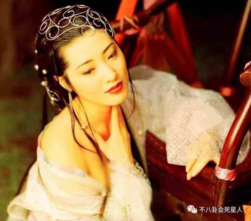 還記得「西門慶」嗎?如今他57歲依然風度翩翩，妻子活得像少女！