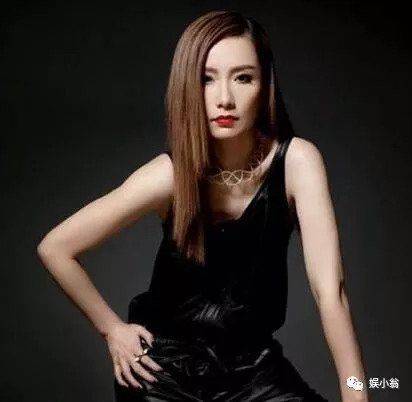 還記得「西門慶」嗎?如今他57歲依然風度翩翩，妻子活得像少女！