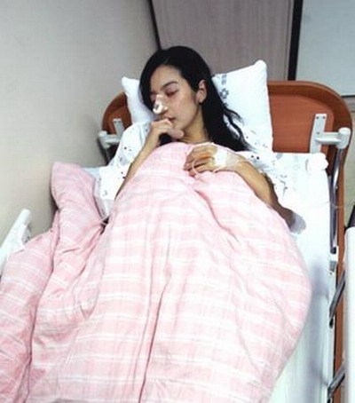 她結婚13天，被丈夫砍掉手指，懷孕被踢肚子，十五周孩子被踢掉!