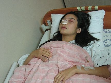 她結婚13天，被丈夫砍掉手指，懷孕被踢肚子，十五周孩子被踢掉!