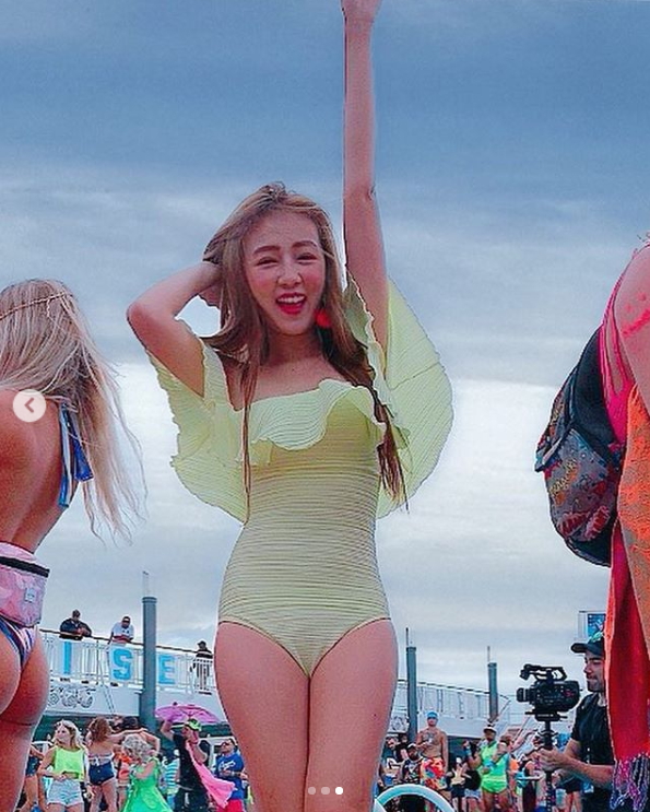 晚上太激烈？丫頭出國度假 雪白美胸驚見「粉紅草莓」！