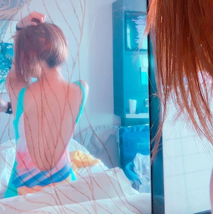 晚上太激烈？丫頭出國度假 雪白美胸驚見「粉紅草莓」！