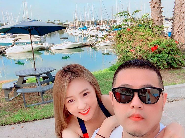 晚上太激烈？丫頭出國度假 雪白美胸驚見「粉紅草莓」！