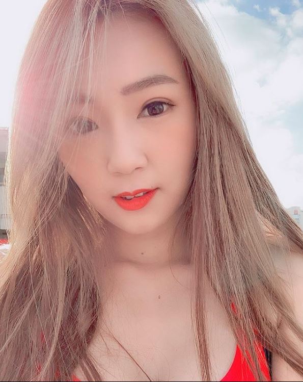 晚上太激烈？丫頭出國度假 雪白美胸驚見「粉紅草莓」！