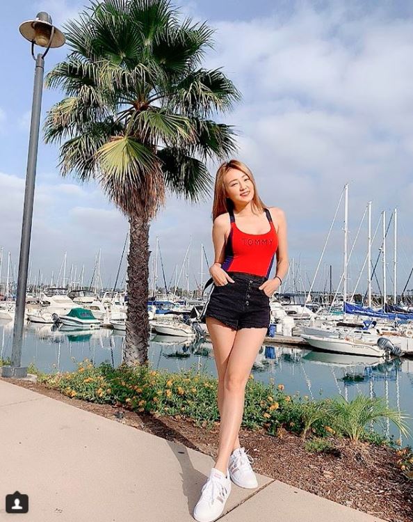 晚上太激烈？丫頭出國度假 雪白美胸驚見「粉紅草莓」！