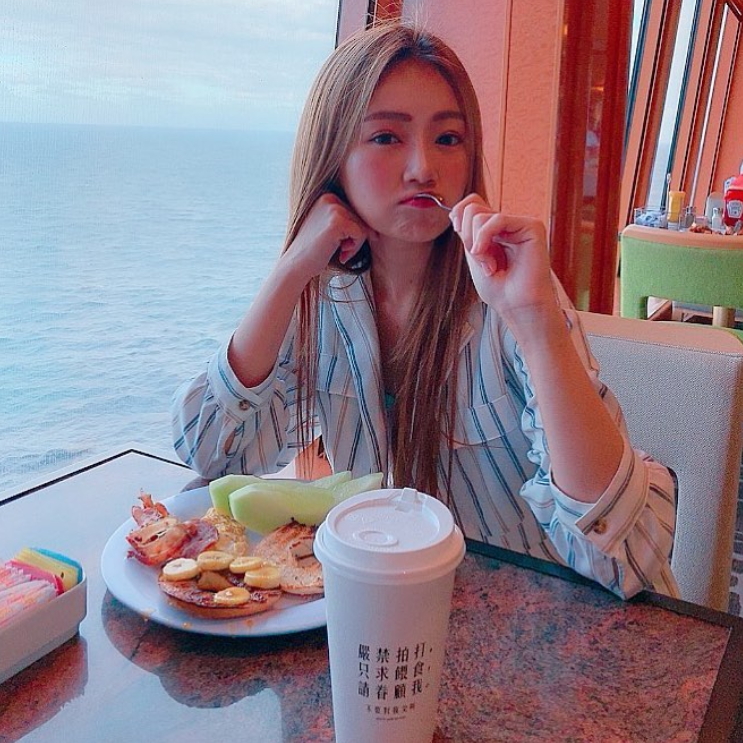 晚上太激烈？丫頭出國度假 雪白美胸驚見「粉紅草莓」！