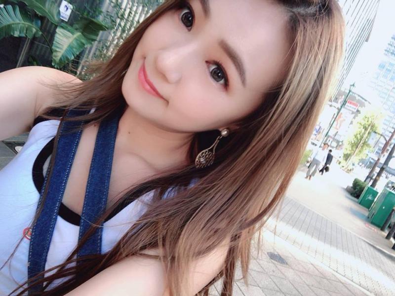 晚上太激烈？丫頭出國度假 雪白美胸驚見「粉紅草莓」！