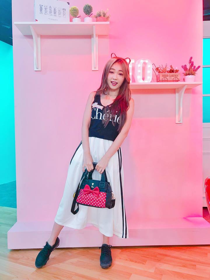 晚上太激烈？丫頭出國度假 雪白美胸驚見「粉紅草莓」！