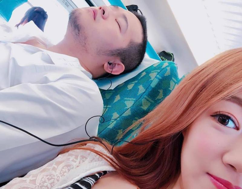 晚上太激烈？丫頭出國度假 雪白美胸驚見「粉紅草莓」！