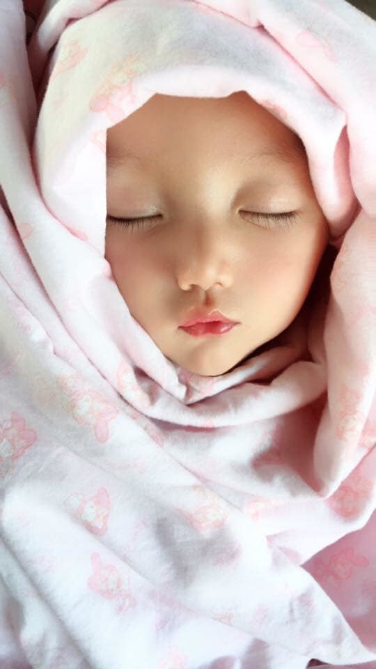 東方芭比！1歲女童「高顏直逆天美貌」竄紅　母親曝光出生時秘密 