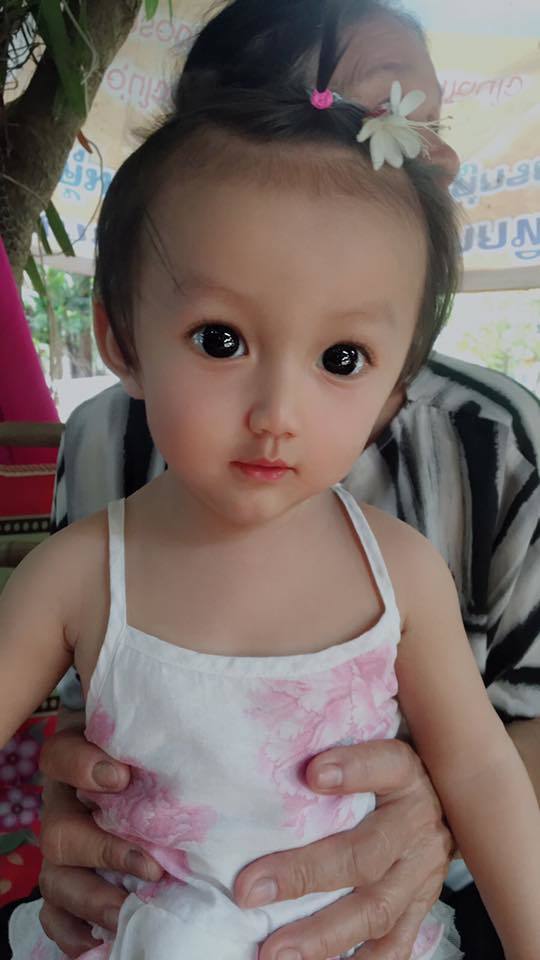 東方芭比！1歲女童「高顏直逆天美貌」竄紅　母親曝光出生時秘密 