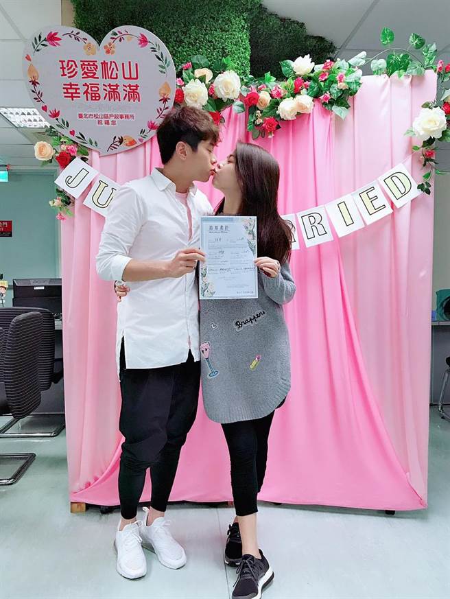 白家綺帶球閃婚！秘戀2年嫁「小5歲鮮肉師弟」，對方「絕招收服女兒」讓她甜喊：我的男神♥