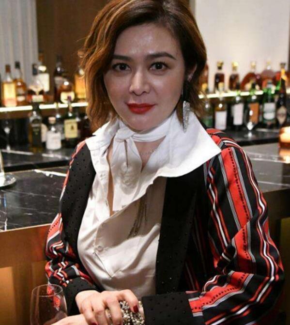 56歲關之琳參加活動被嫌棄，膝蓋小腿慘不忍睹，網友：心疼女神！