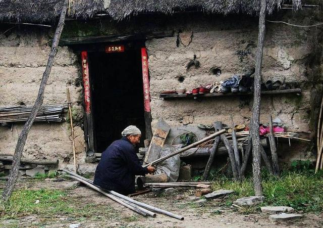 6個兒子都不伺候老人，大兒媳送飯見公公哆嗦，揭開被子她紅了眼