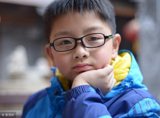 婆婆動手打我，公公拉偏架，7歲兒子說番話，老公遮面擋羞
