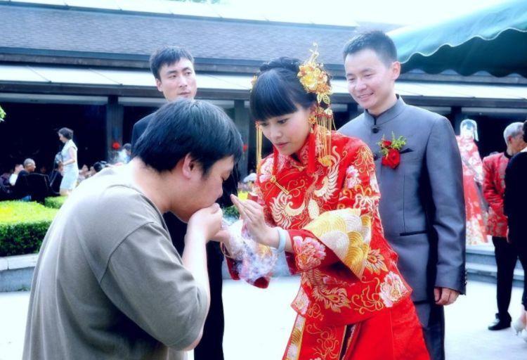 新婚夜，婆婆叫兒媳退還20萬彩禮，兒媳亮出一張單子，婆婆愣了