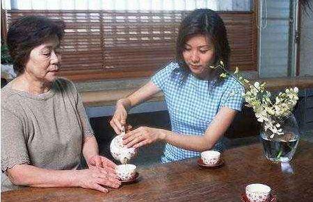 新婚夜，婆婆叫兒媳退還20萬彩禮，兒媳亮出一張單子，婆婆愣了