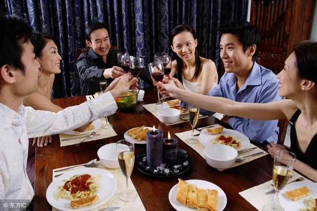 婚後五年我才懷孕，寒酸婆婆去我公司大鬧，最終我只得向公司辭職