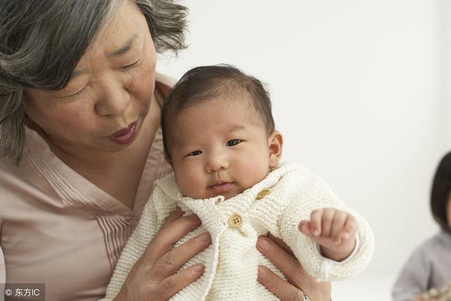 我拒絕帶孫子，兒媳說：「別指望我們給你送終」，我霸氣回應！
