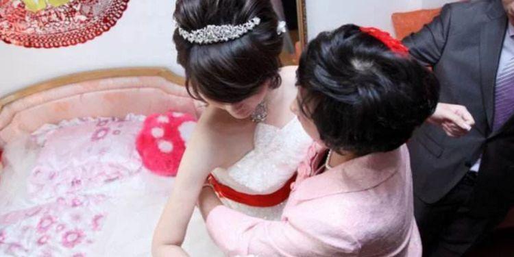 新婚夜婆婆讓兒媳退還彩禮，老公動手打她，隔天兒媳笑了婆婆哭了
