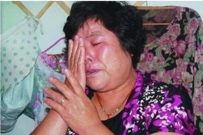 新婚夜婆婆讓兒媳退還彩禮，老公動手打她，隔天兒媳笑了婆婆哭了