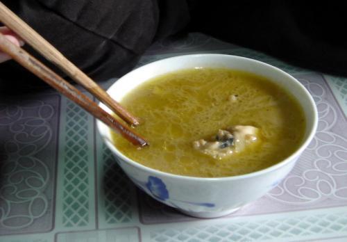 妻子每天背著婆婆吃飯，丈夫惱羞成怒，找到妻子的飯碗，他蒙了