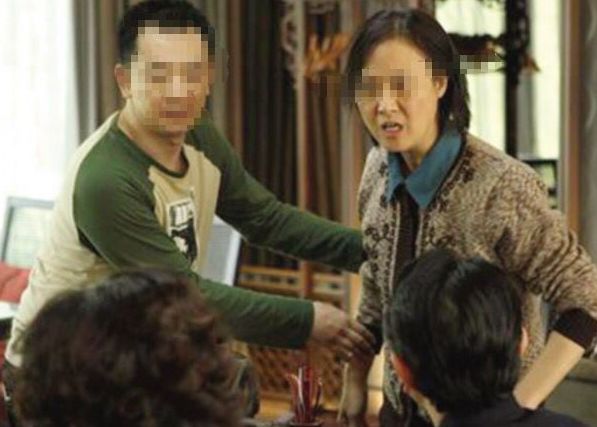 過年回家婆婆看不起老婆，讓她給妯娌讓座，妯娌叫聲老闆婆婆愣了
