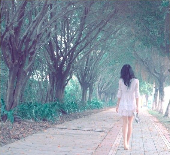 帶男友回家，卻遭母親拚死反對，她拿出一張黑白結婚照，女兒傻了