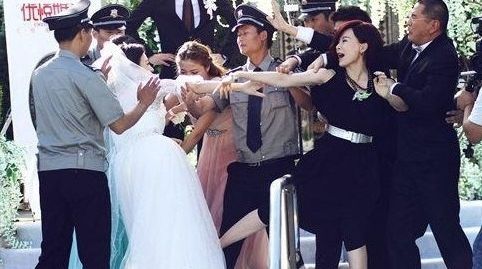 老公去世妹妹結婚不叫我，偷去現場，新郎看到我失控尖叫，我怒了
