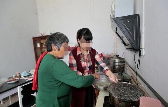 結婚一年，妻子不小心聽到婆婆打電話，妻子默默改了銀行卡密碼